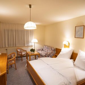 Zimmer mit Kingsize-Bett